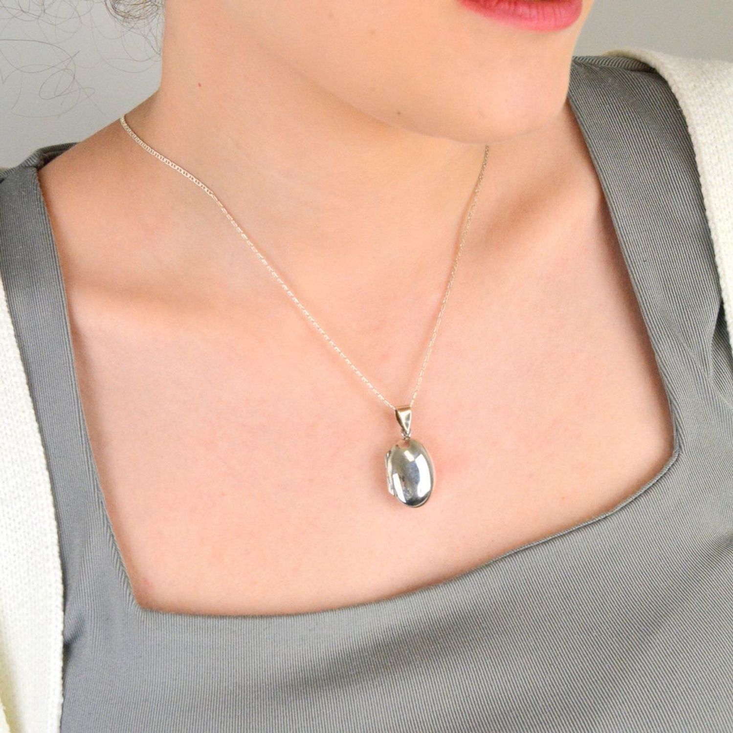 Zawieszka puzderko otwierane owalne próba 925, W 2268 Elegancka zawieszka puzderko otwierane w kształcie owalu, wykonana z wysokiej jakości srebra próby 925.1.jpg